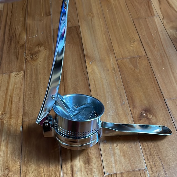 Metal potato ricer masher. Easy squeeze handle, easy clean and dishwasher safe - Picture 5 of 6